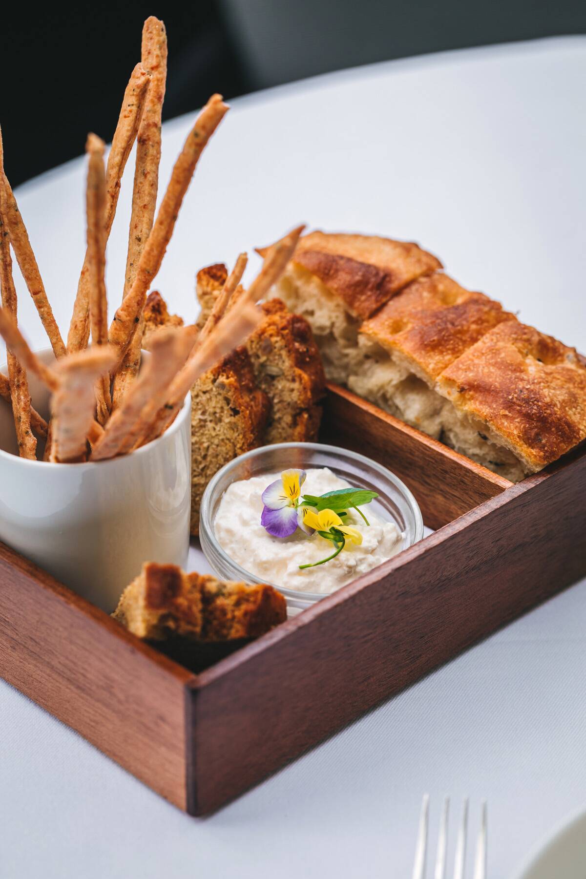 Esplanade Zagreb Hotel - selekcija domaćeg kruha i grisina s domaćim namazom od sira.jpg