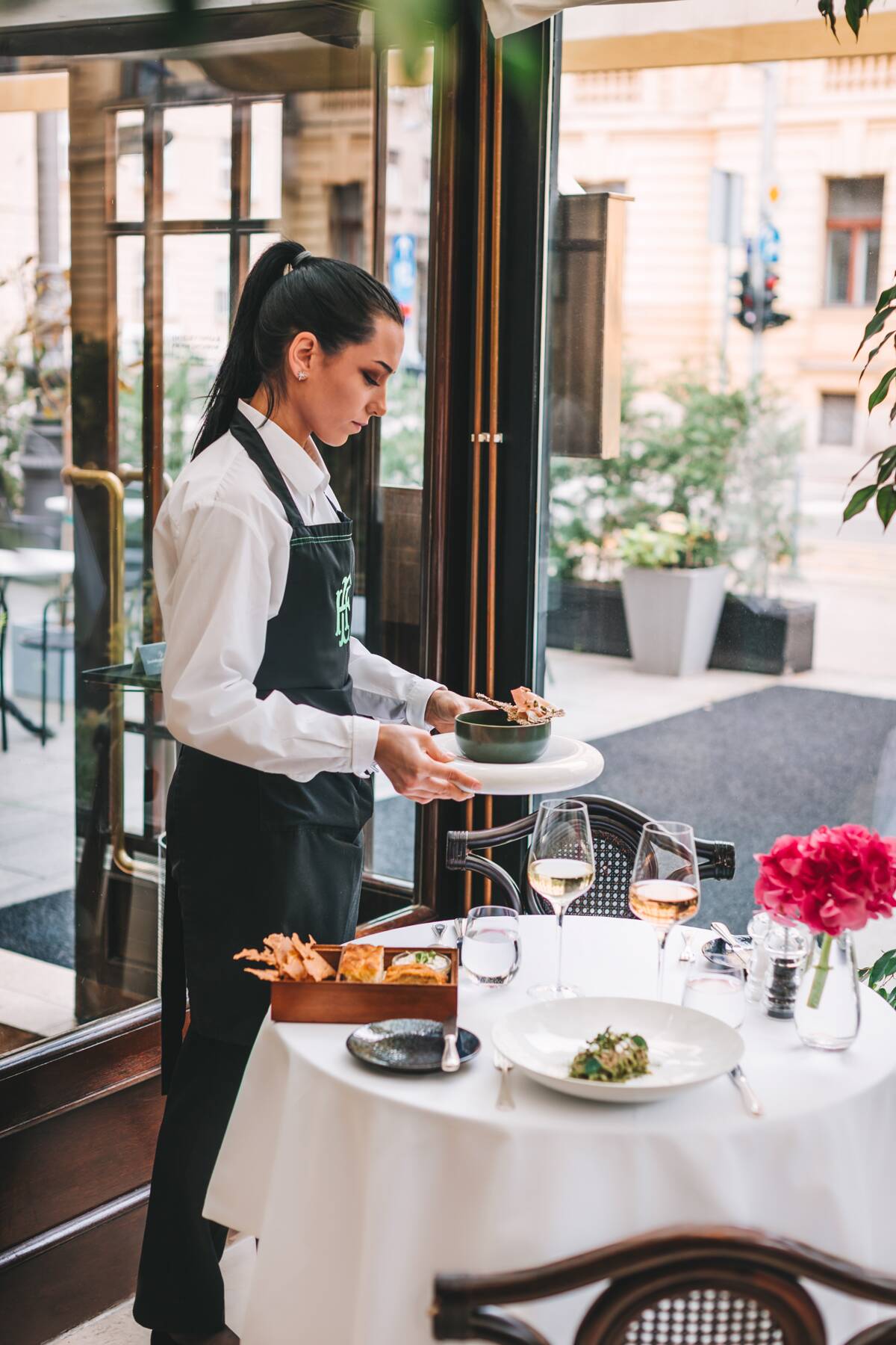 Le Bistro - interijer, osoblje.jpg