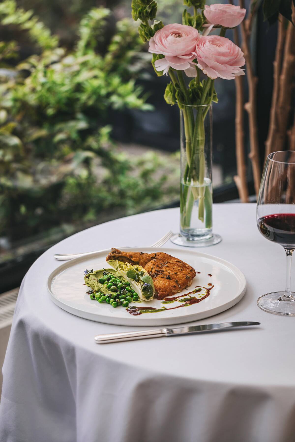 Pikata od biserke, krema od graška i mente, paljeni grašak, baby salata s dresingom od mente, photo by Lili Bašić.jpg