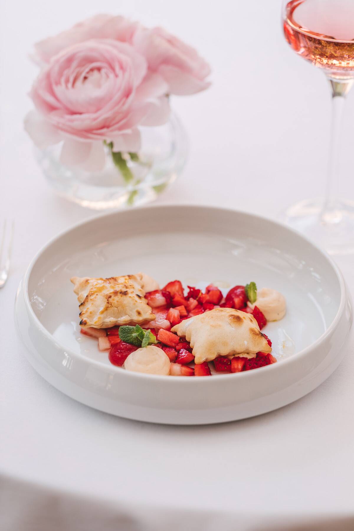 Punjeno tijesto s kremom od tonke i vanilije, marinirane jagode u soku od bazge i limete, photo by Lili Bašić.jpg