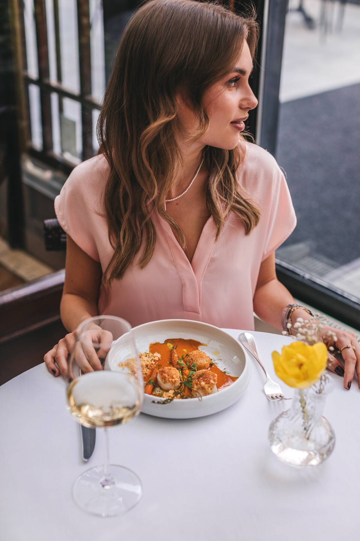 Školjke sv. Jakova, kruna od sušene rajčice i bosiljka, karamelizirane baby mrkve, krema od pečene mrkve i kardamoma, gusti bisque s narančom, crumble od parm, Lili Bašić (6).jpg