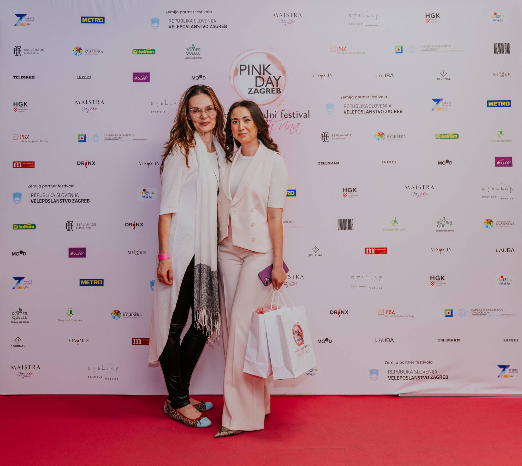 20 Maja Kuzmanović i dobitnica nagrade Petra Naprta.jpg