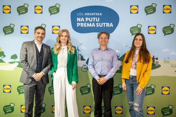 Predstavnici Lidla s udrugom Prijatelji zivotinja.jpg
