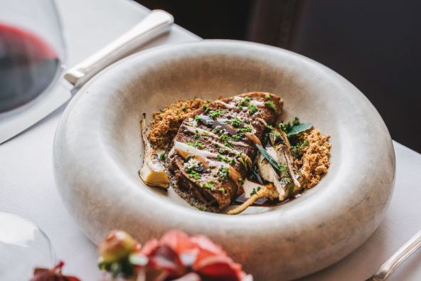 Confit od janjetine, palačinka od fermentirane crne leće i anisa, krema od paškog sira i maslinovog ulja, cvijet soli, začinsko bilje, demi-glace s kuminom, photo by Lil (3).jpg