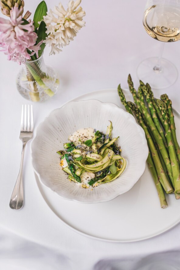 Pečene šparoge, mini njoki od skute, pjena od smeđeg maslaca i tartufa, photo by Lili Bašić.jpg