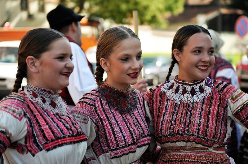 Žene u narodnoj nošnji, folklor