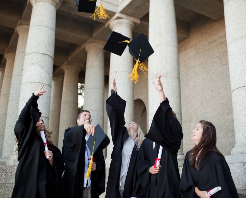 studenti, diploma, bacanje kapa u zrak