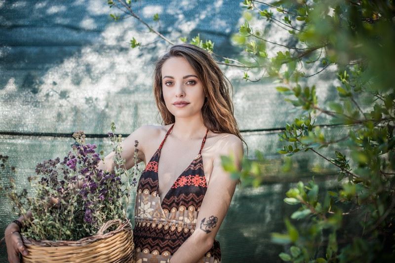 žena