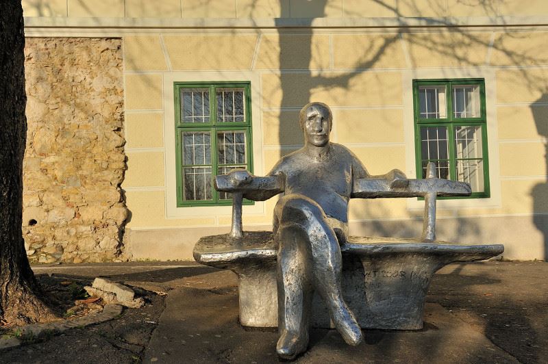 Antun Gustav Matoš na klupi, skulptura