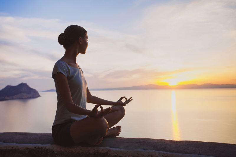 žena meditacija