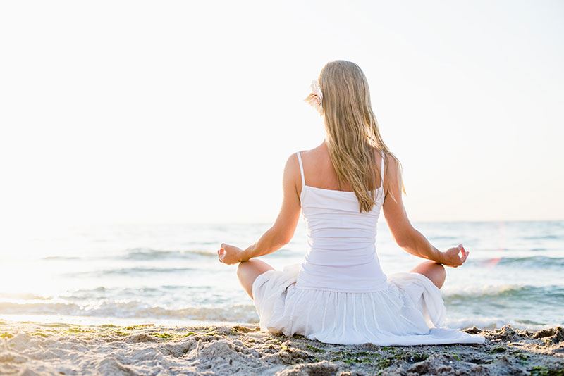 žena meditacija priroda