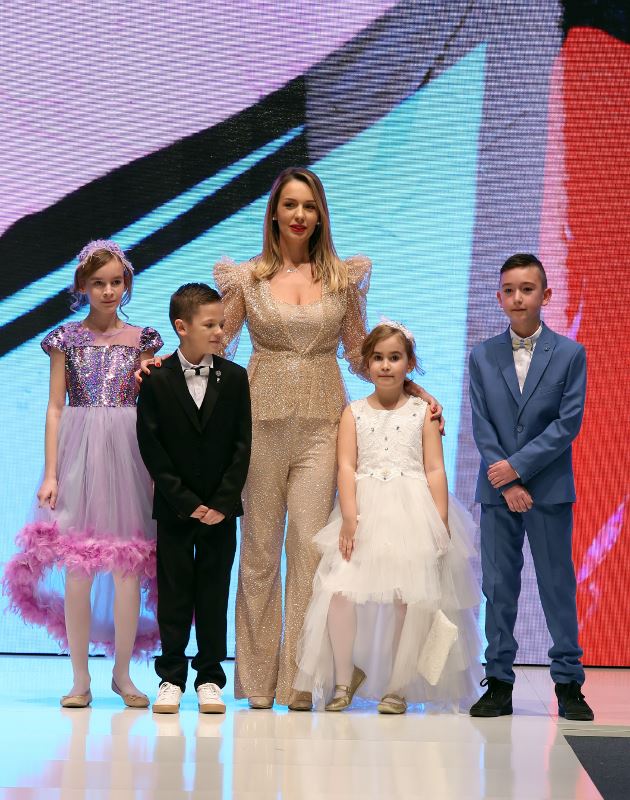 Vlasnica Koko Kids Store-a Sanja Maršić s malenim štićenicima udruge Veliko srce malom srcu