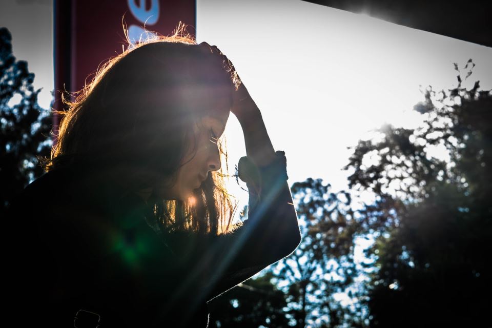 žena