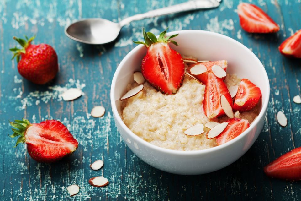 Recept za zobenu kašu s jagodama za bolju probavu