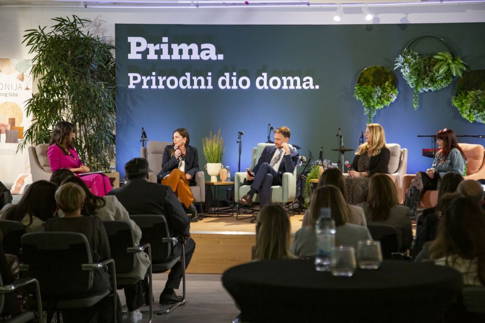 Jelena Glišić, Boba Blašković, Damjan Geber, Mia Zadro i Jasmina Tofant Reljić u panel diskusiji.jpg