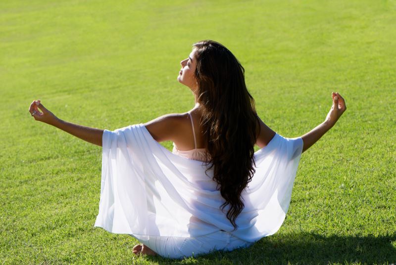 žena meditacija