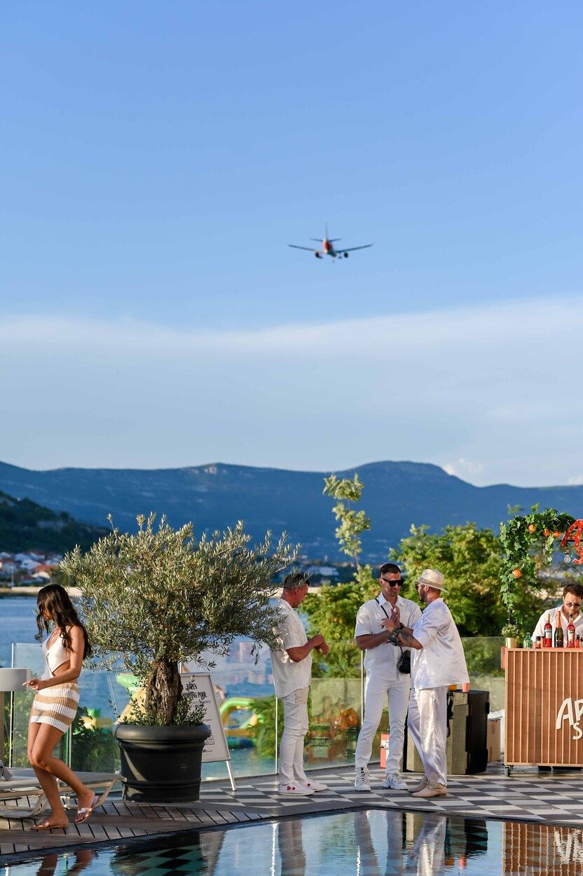 STORY SUMMER PARTY OKUPIO BROJNE ZVIJEZDE: Poznate dame očarale modnim izdanjima na bajkovitoj lokaciji