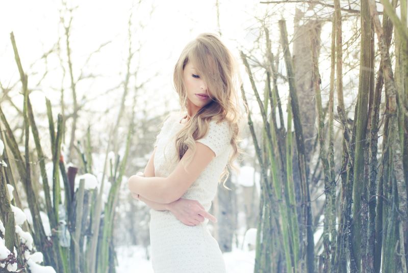 žena kosa