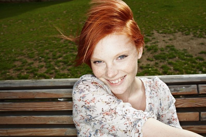 žena